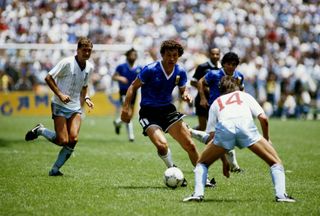 Jorge Valdano bắt bóng cho đội tuyển Argentina trong trận đấu với đội tuyển Anh tại World Cup 1986.