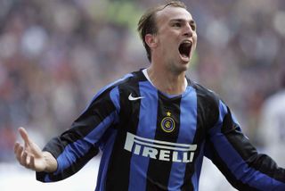 Esteban Cambiasso ăn mừng bàn thắng cho Inter vào lưới Fiorentina vào tháng 3 năm 2005.