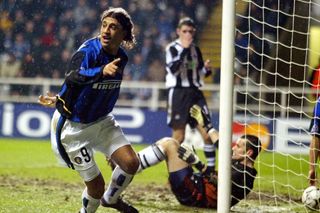 Hernan Crespo ăn mừng bàn thắng cho Inter vào lưới Newcastle United vào tháng 11 năm 2002.