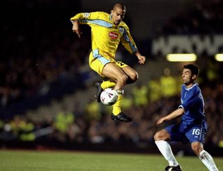 Juan Sebastian Veron nhảy lên giành bóng cho Lazio trong trận đấu Champions League với Chelsea vào tháng 3 năm 2000.