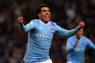 Carlos Tevez ăn mừng sau khi ghi bàn cho Manchester City vào lưới Chelsea vào tháng 12 năm 2009.