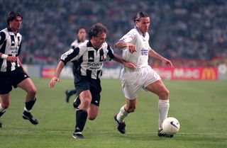 Fernando Redondo bắt bóng cho Real Madrid trong trận đấu với Juventus ở trận chung kết Champions League năm 1998.