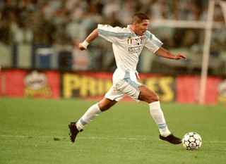 Diego Simeone thi đấu cho Lazio trong trận đấu với Inter ở Siêu cúp UEFA vào tháng 9 năm 2000.