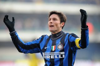 Javier Zanetti ăn mừng chiến thắng của Inter trước Chievo Verona vào tháng 1 năm 2010.