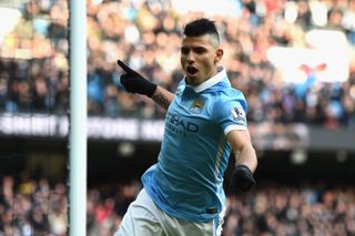 Sergio Aguero ăn mừng sau khi ghi bàn cho Manchester City vào lưới Aston Villa vào tháng 3 năm 2016.