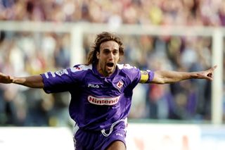 Gabriel Batistuta ăn mừng bàn thắng cho Fiorentina vào lưới Empoli vào tháng 9 năm 1998.