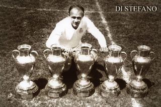 Alfredo Di Stefano tạo dáng với năm chiếc cúp châu Âu mà ông giành được khi còn là cầu thủ của Real Madrid từ năm 1956 đến năm 1960.