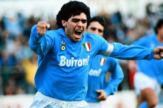 Diego Maradona ăn mừng sau khi ghi bàn cho Napoli trước AC Milan năm 1988.