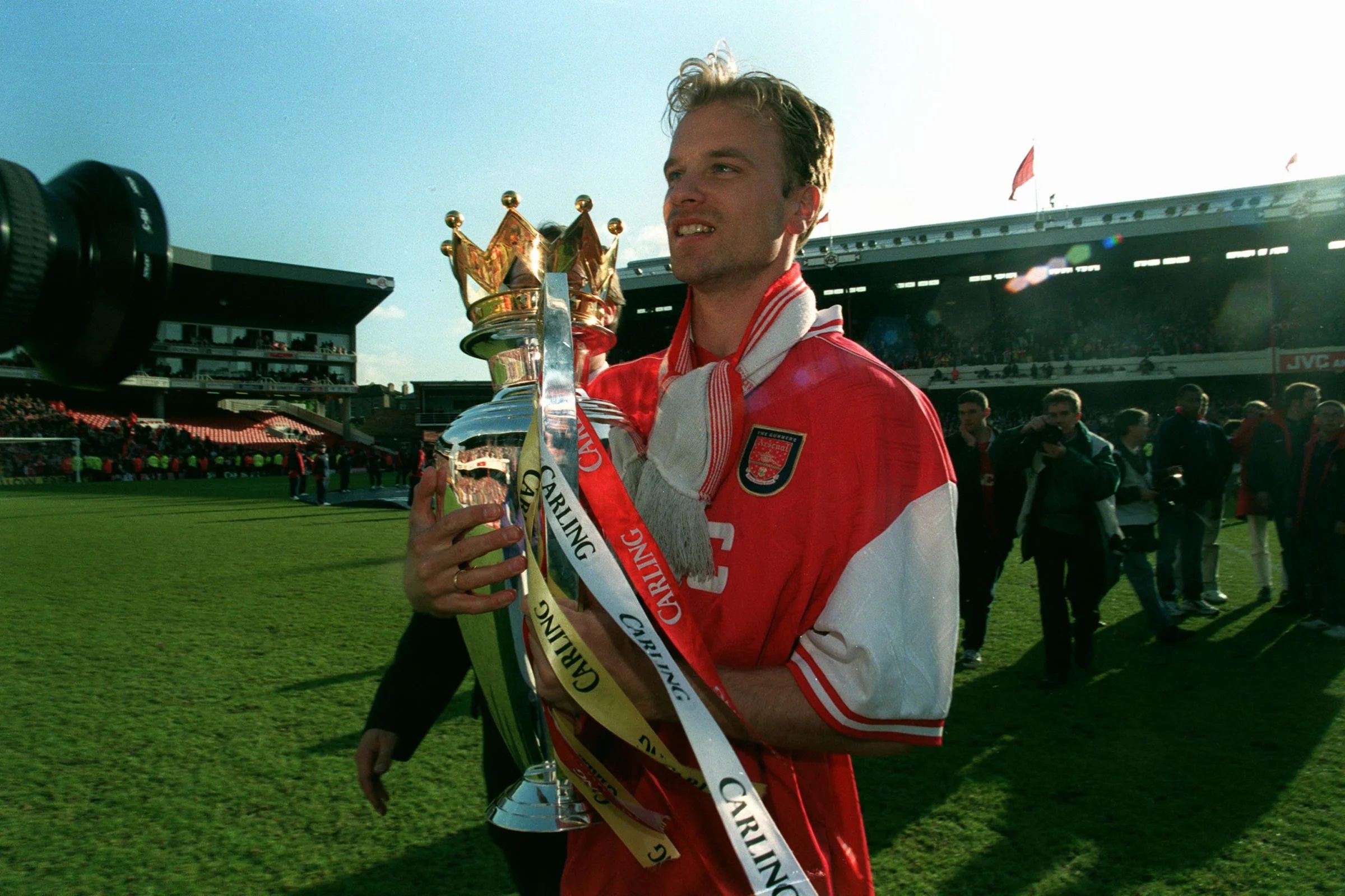 Huyền thoại của Arsenal, Dennis Bergkamp có một bức tượng bên ngoài sân vận động Emirates và được người hâm mộ 