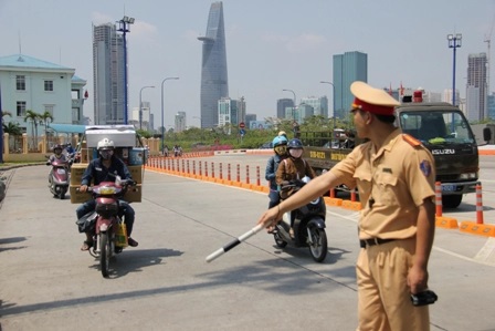 Đi xe máy "chở Tết về nhà", lưu ý điều này kẻo mất vui- Ảnh 1.