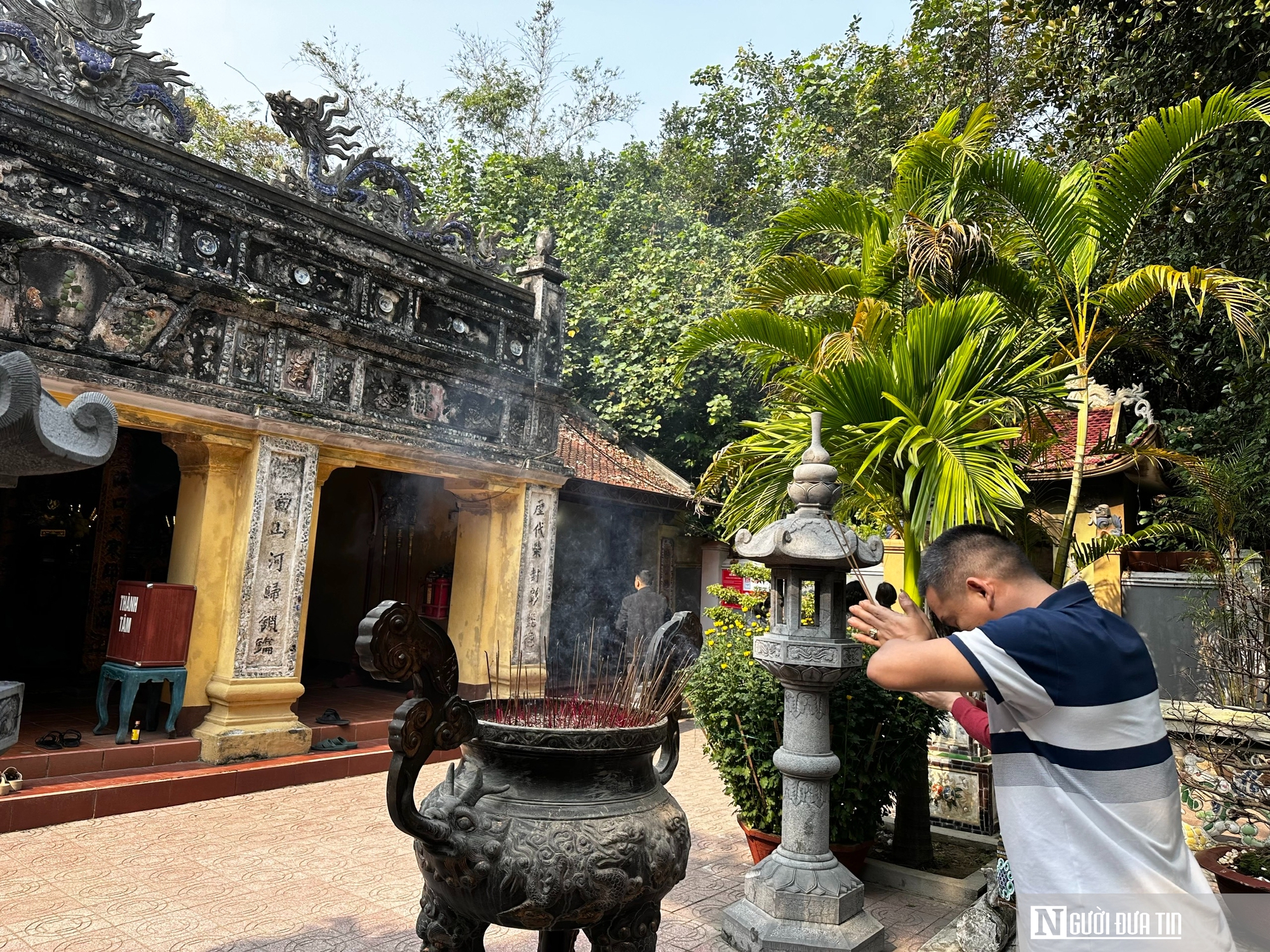 Hàng trăm du khách đổ về Đền thờ quý phi Nguyễn Thị Bích Châu dịp cuối năm- Ảnh 3.