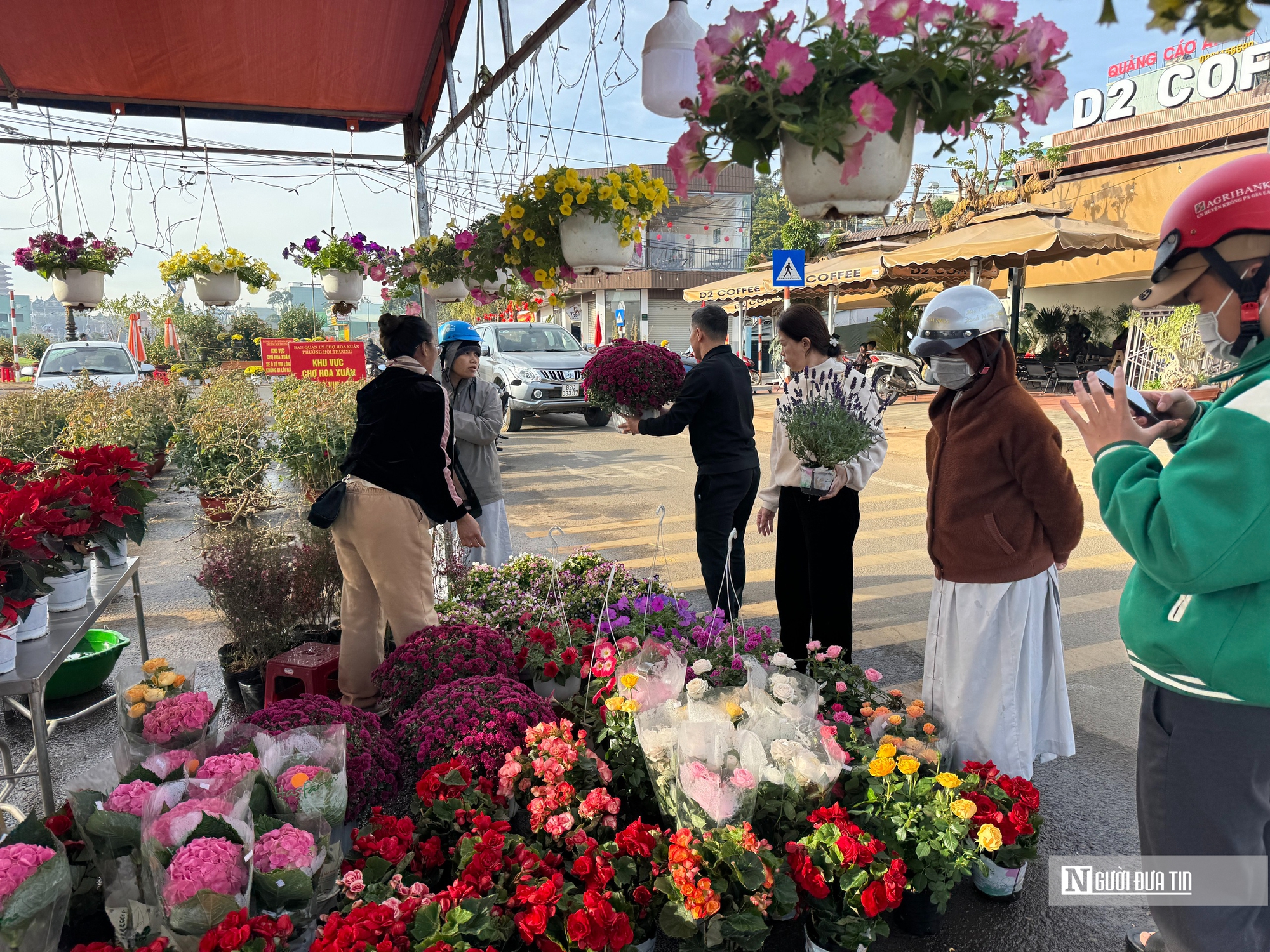 Chợ hoa Tết phố núi ế ẩm, tiểu thương thấp thỏm chờ khách- Ảnh 5.