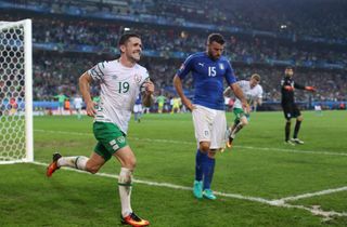 Robbie Brady ăn mừng sau khi ghi bàn cho Cộng hòa Ireland vào lưới Ý tại Euro 2016.