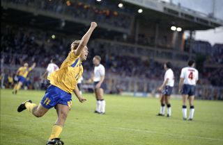 Tomas Brolin ăn mừng sau khi ghi bàn cho Thụy Điển vào lưới Anh tại Euro 92.