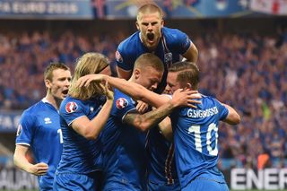 Các cầu thủ Iceland ăn mừng bàn thắng vào lưới đội tuyển Anh ở vòng 16 đội tại Euro 2016.