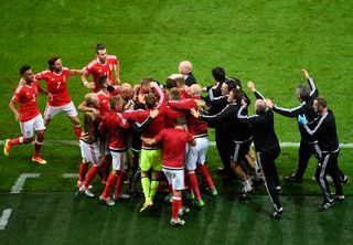 Các cầu thủ và nhân viên đội tuyển xứ Wales ăn mừng bàn thắng của Hal Robson-Kanu vào lưới Bỉ tại Euro 2016.