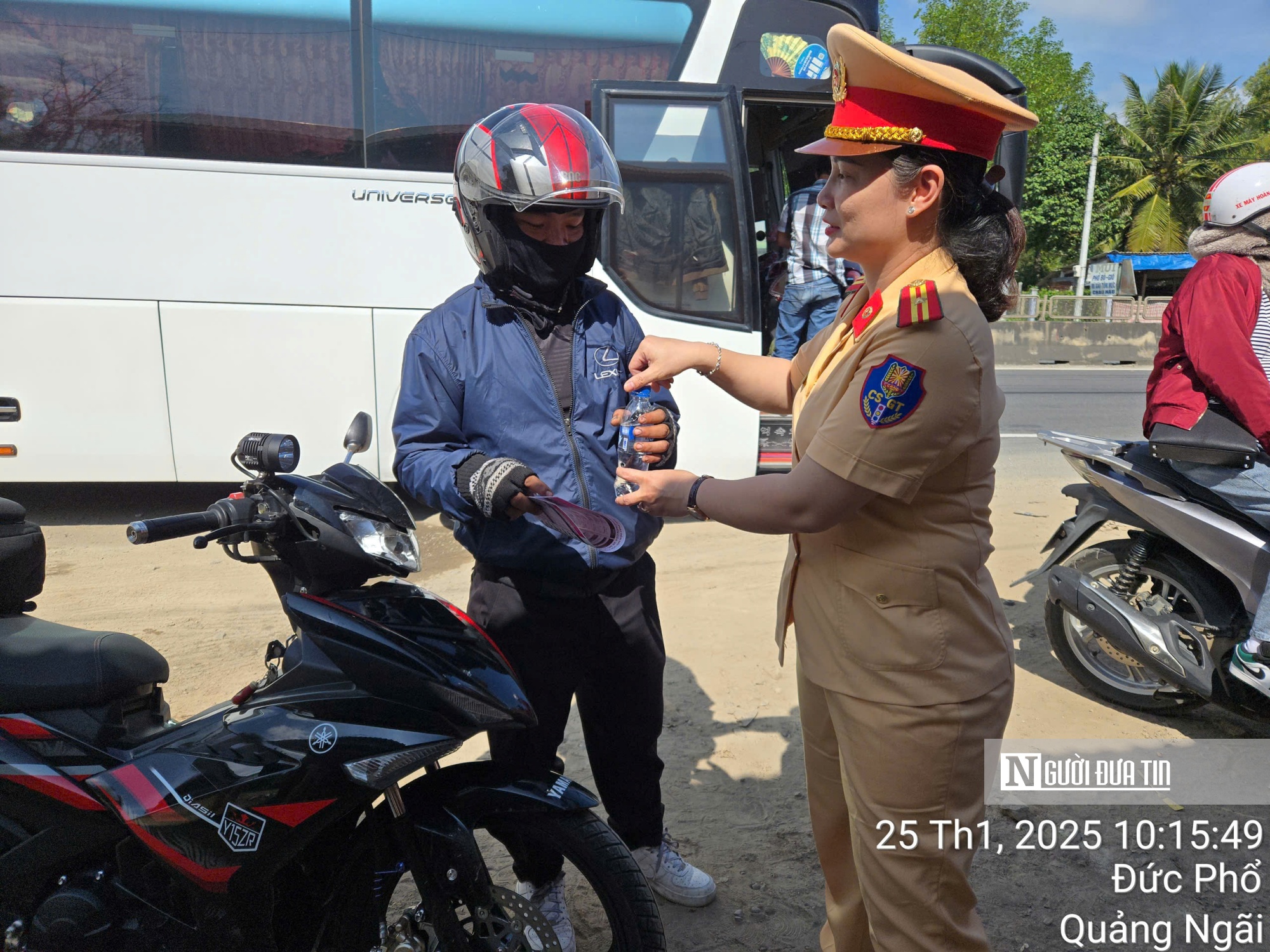 Nhiều người dân được nhận quà tết thấy xúc động. Ảnh: Sơn Tùng Nhiều người dân được nhận quà tết thấy xúc động. Ảnh: Sơn Tùng