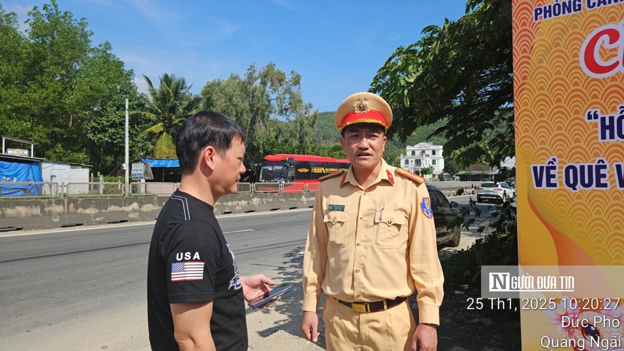 Thiếu tà Hoàng Tiến Viễn, cho hay: Đơn vị bố trí lực lượng để tham gia chương trình tiếp sức nhân dân về quê đón Tết, đồng thời tăng cường tuần tra lưu động để kịp thời phát hiện, xử lý các hành vi vi phạm giao thông, hỗ trợ người dân lưu thông an toàn, trách nhiệm. Thiếu tà Hoàng Tiến Viễn, cho hay: Đơn vị bố trí lực lượng để tham gia chương trình tiếp sức nhân dân về quê đón Tết, đồng thời tăng cường tuần tra lưu động để kịp thời phát hiện, xử lý các hành vi vi phạm giao thông, hỗ trợ người dân lưu thông an toàn, trách nhiệm.