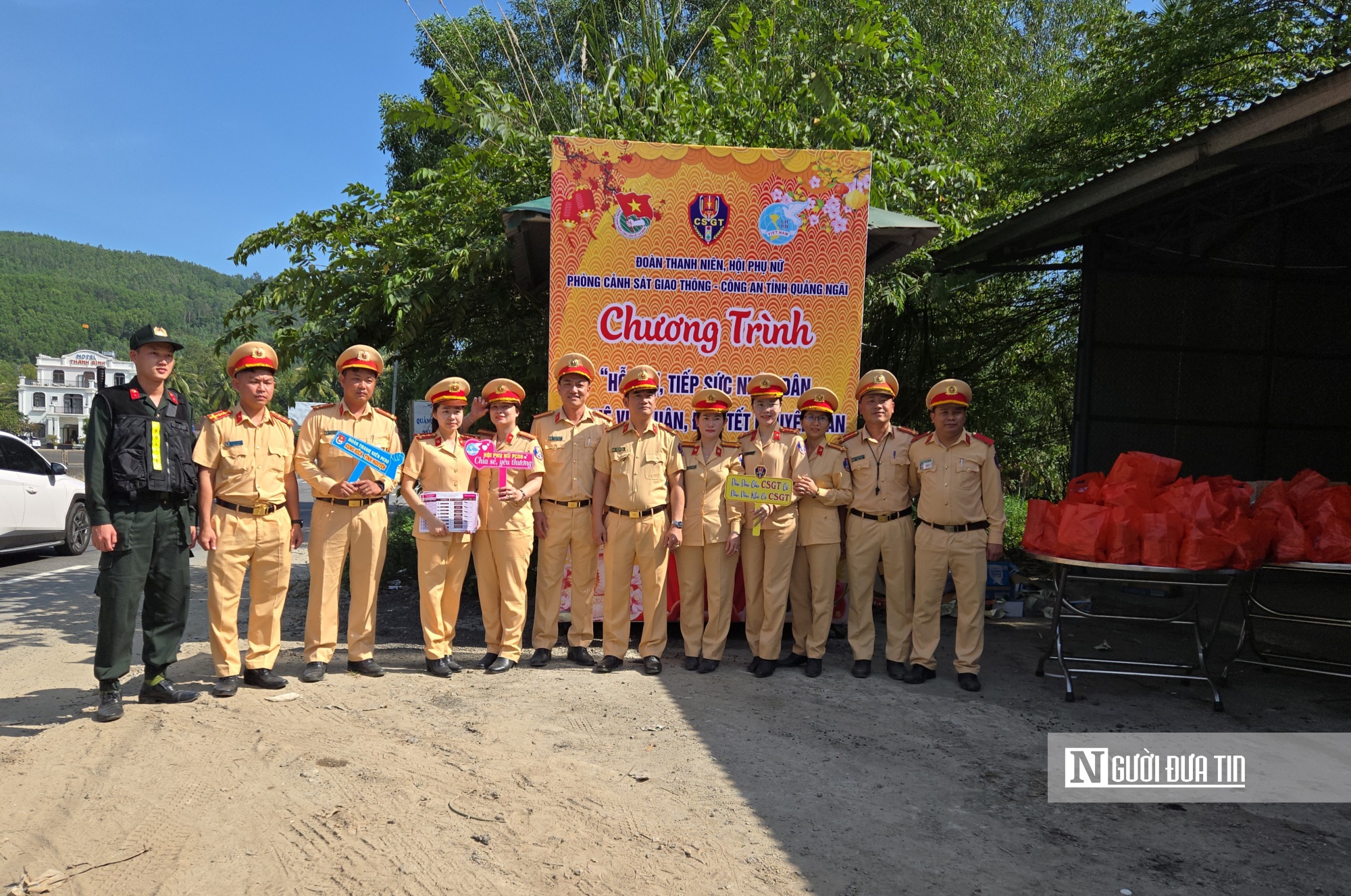 Cảnh sát giao thông, Công an tỉnh tổ chức chương trình tiếp sức cho người dân trên đường về quê đón tết. Ảnh: Sơn Tùng Cảnh sát giao thông, Công an tỉnh tổ chức chương trình tiếp sức cho người dân trên đường về quê đón tết. Ảnh: Sơn Tùng