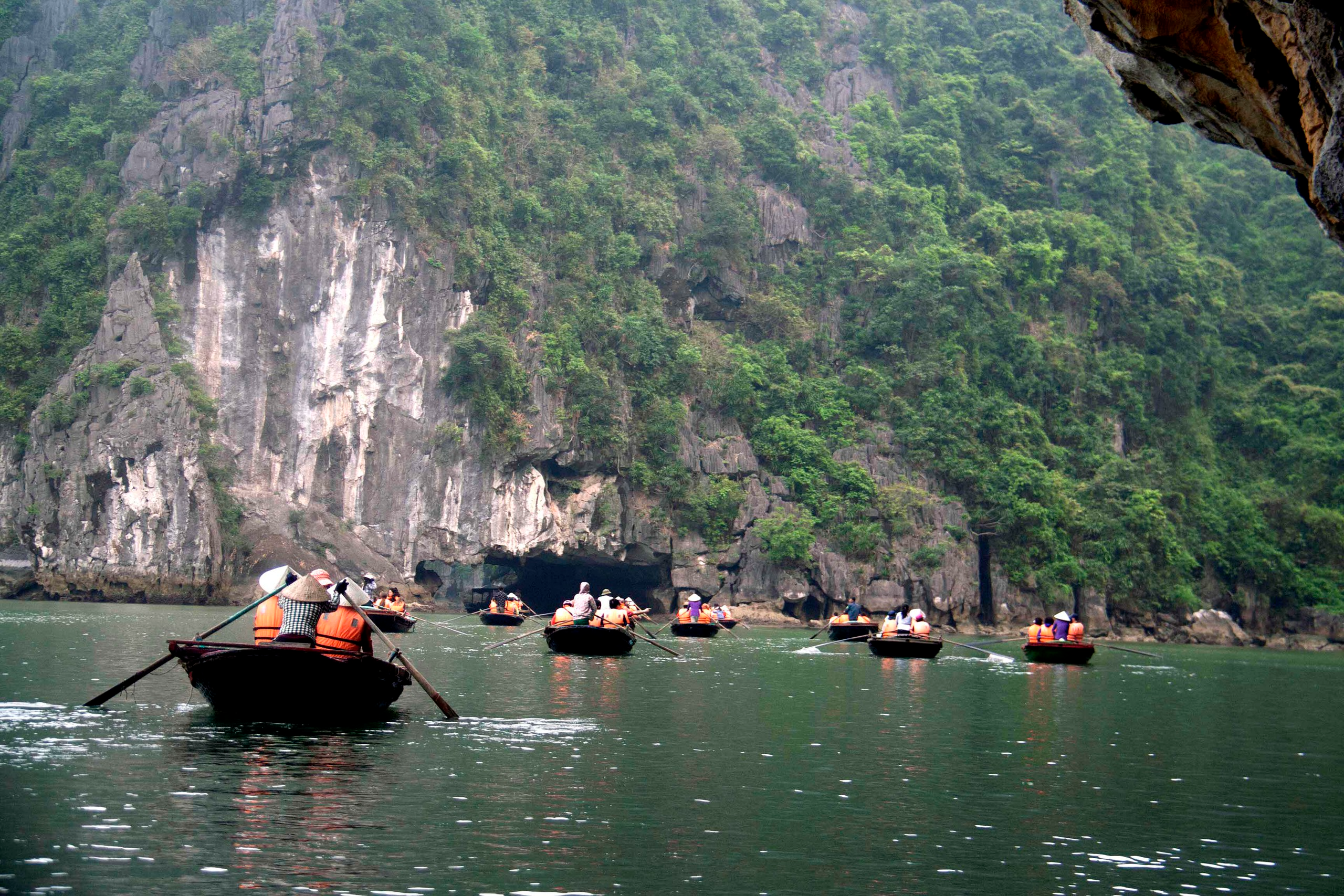 Du lịch ngày càng đóng vai trò lớn trong kinh tế tỉnh Quảng Ninh- Ảnh 3.