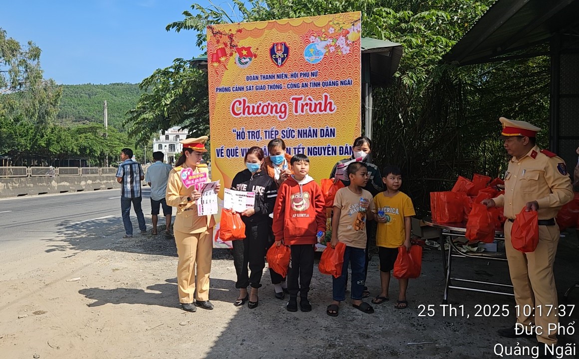 Người dân vui mừng, bất ngờ khi được lực lượng cảnh sát giao thông Công an tỉnh Quảng Ngãi tiếp sức trong chuyến hành trình này. Ảnh: Sơn Tùng Người dân vui mừng, bất ngờ khi được lực lượng cảnh sát giao thông Công an tỉnh Quảng Ngãi tiếp sức trong chuyến hành trình này. Ảnh: Sơn Tùng