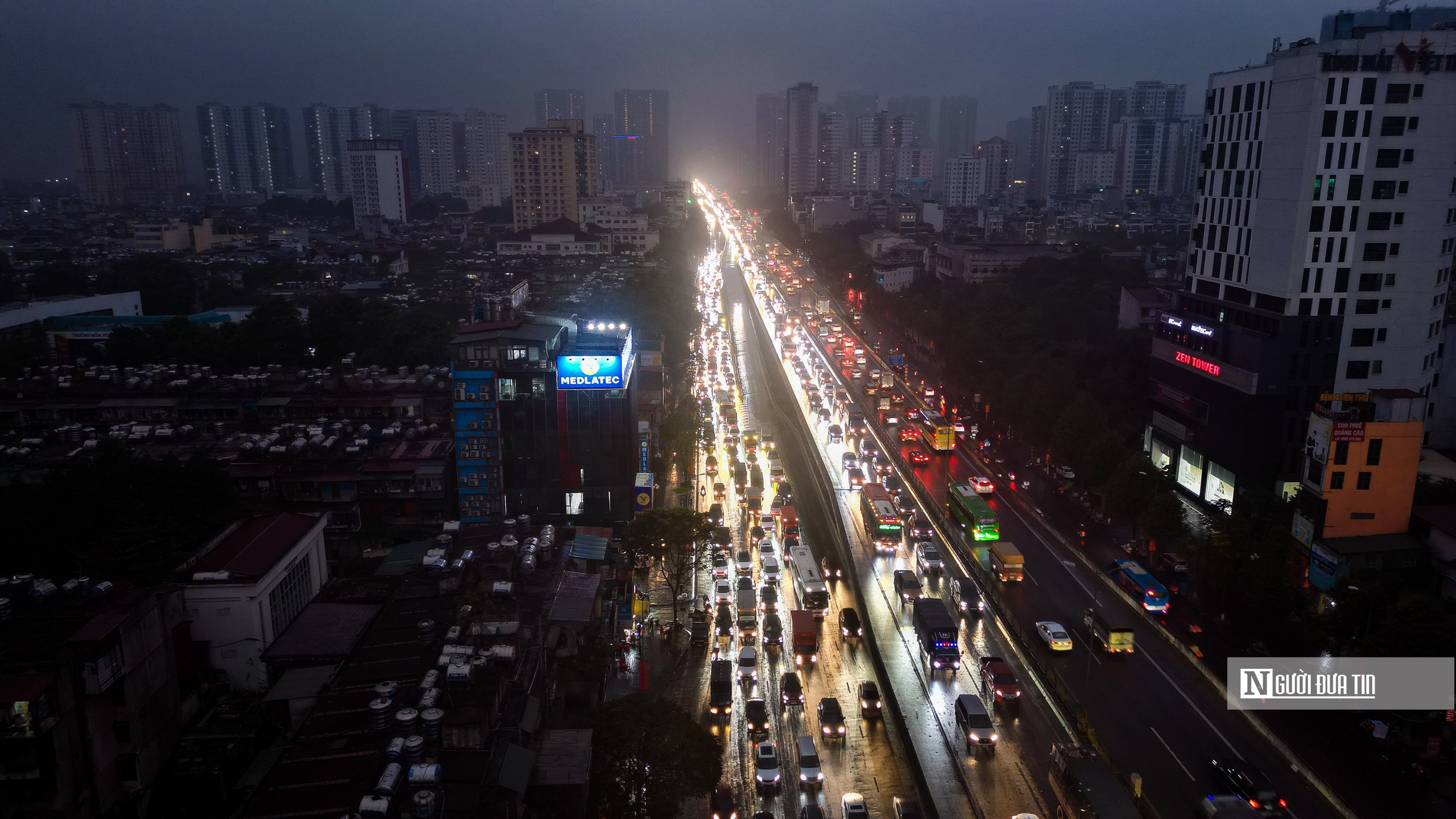 Ngày đầu nghỉ Tết, Hà Nội tắc đường từ sáng sớm, người dân đội mưa rời Thủ đô - Ảnh 2.