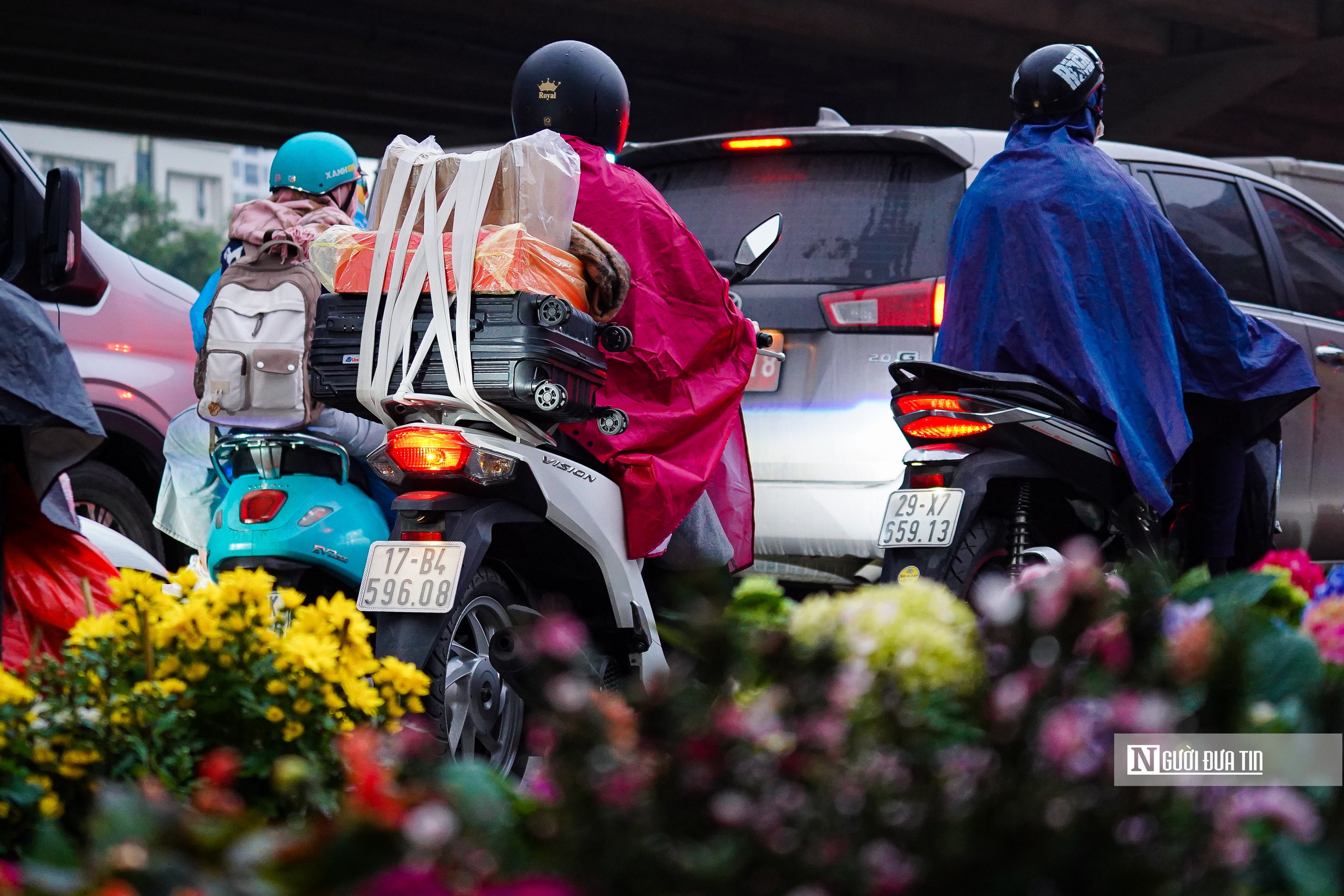 Ngày đầu nghỉ Tết, Hà Nội tắc đường từ sáng sớm, người dân đội mưa rời Thủ đô - Ảnh 5.