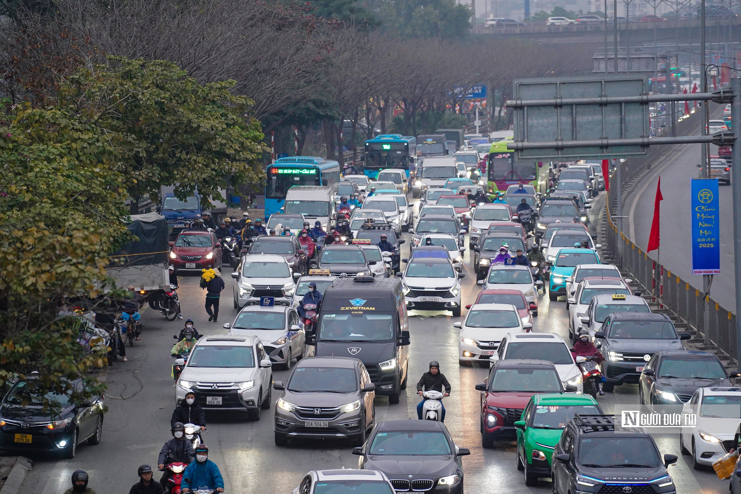 Ngày đầu nghỉ Tết, Hà Nội tắc đường từ sáng sớm, người dân đội mưa rời Thủ đô - Ảnh 14.