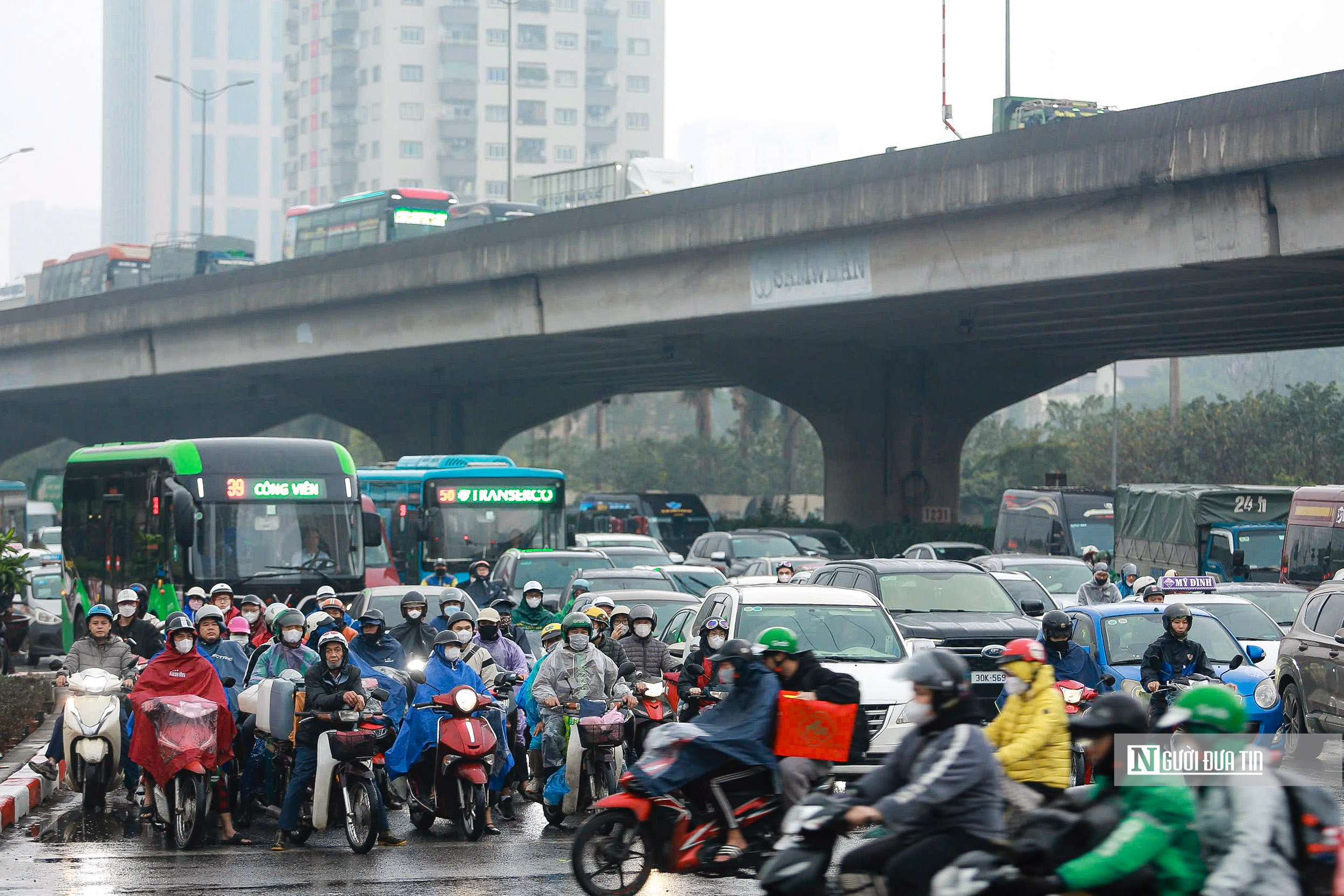 Ngày đầu nghỉ Tết, Hà Nội tắc đường từ sáng sớm, người dân đội mưa rời Thủ đô - Ảnh 8.