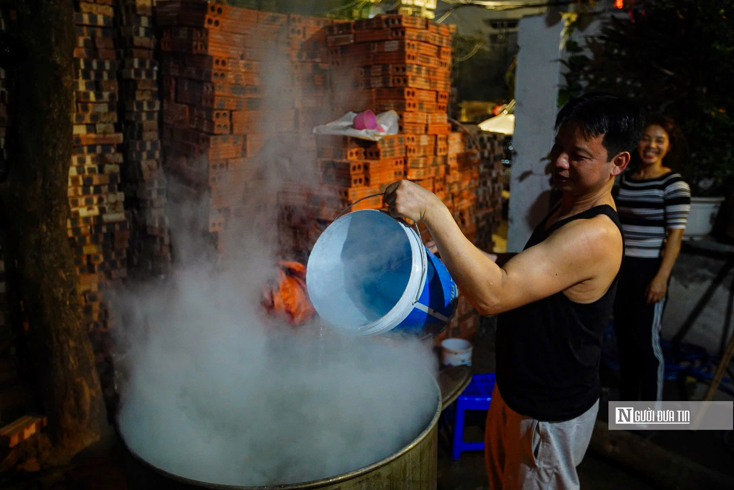 Hà Nội: Người dân bắc bếp luộc bánh chưng trên vỉa hè- Ảnh 6.