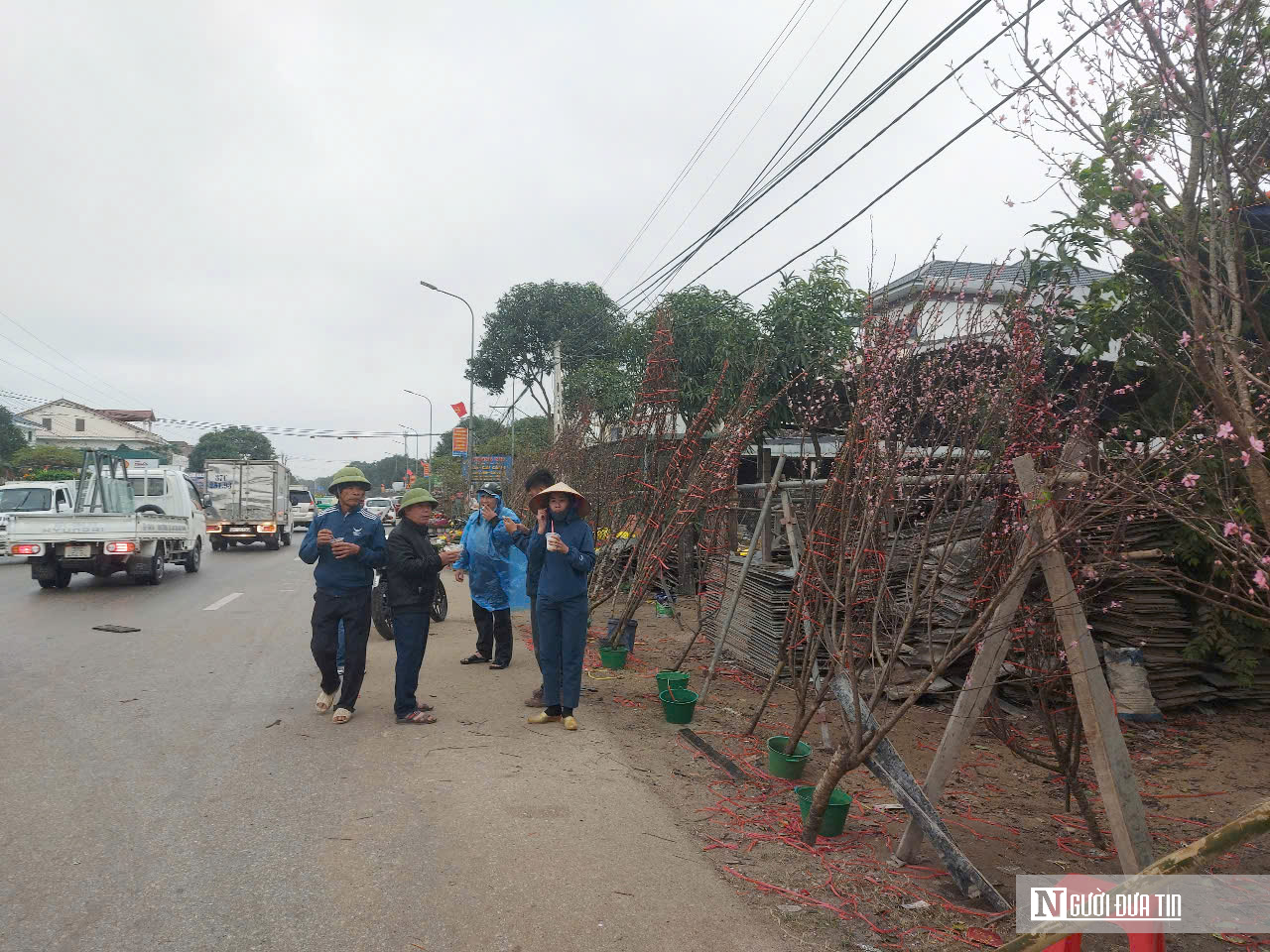 Nghệ An: Gió mùa đông bắc tràn về, nhiều tiểu thương treo biển “xả hàng”- Ảnh 1.