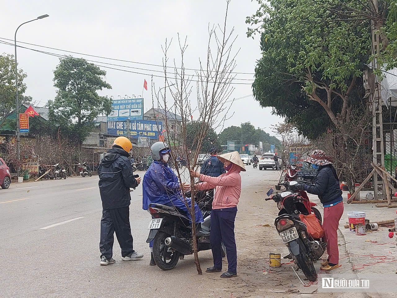 Nghệ An: Gió mùa đông bắc tràn về, nhiều tiểu thương treo biển “xả hàng”- Ảnh 4.