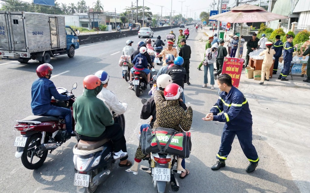 CSGT các tỉnh miền Tây phát nước suối miễn phí tặng người dân về quê đón Tết- Ảnh 7.