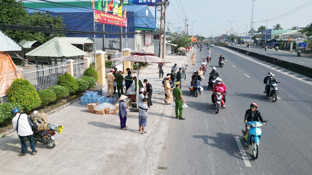 CSGT các tỉnh miền Tây phát nước suối miễn phí tặng người dân về quê đón Tết- Ảnh 9.