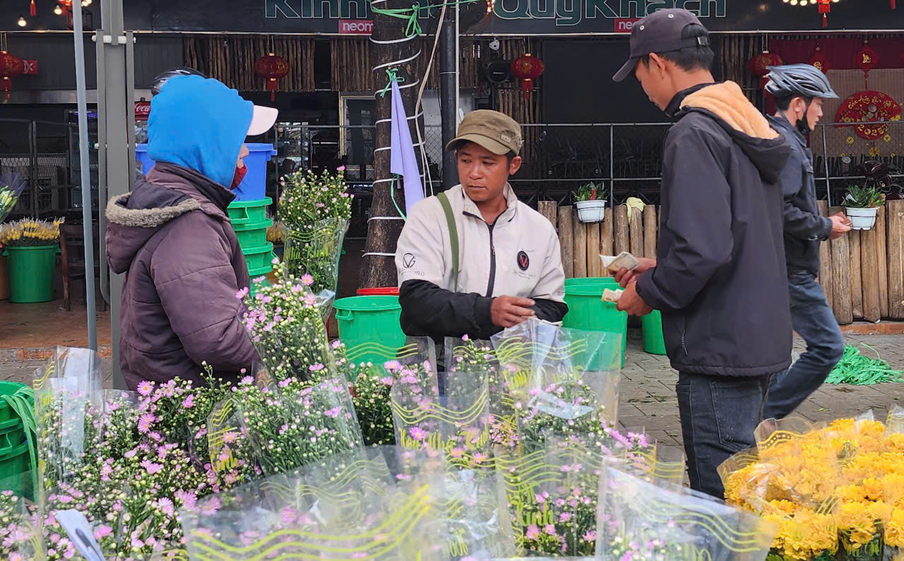 Một số người dân do bận rộn, đến ngày 29 tháng Chạp mới đi chợ, mua hoa, trái cây chưng Tết.