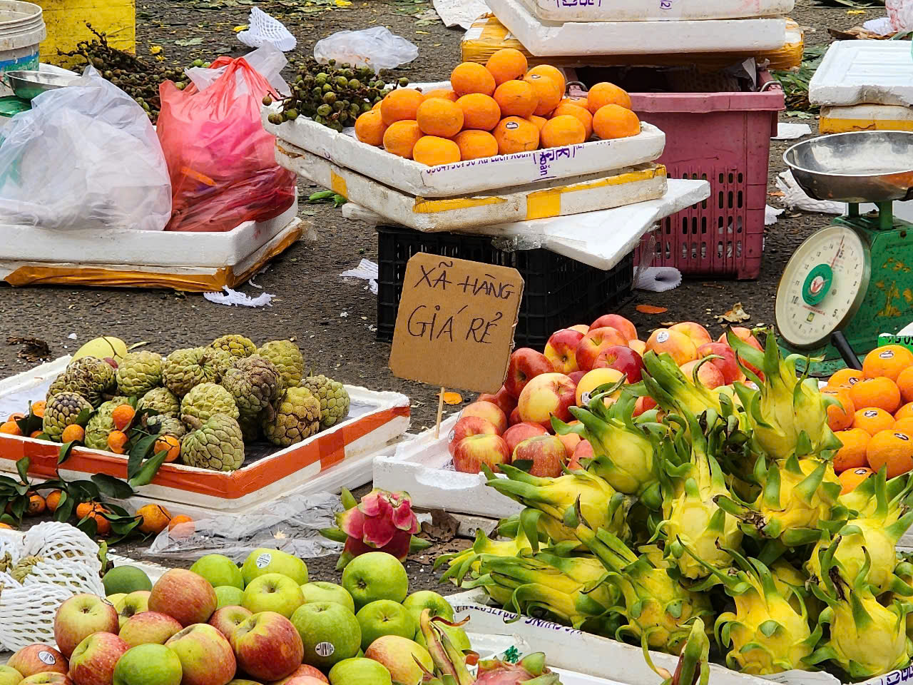 Nhiều tiểu thương quyết định &quot;xả hàng&quot; mong thu lại được giá gốc.