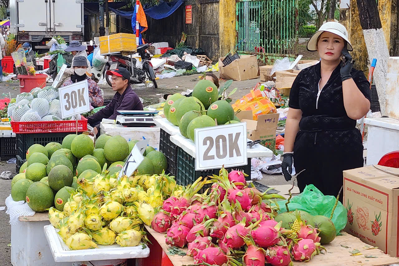 Nhiều tiểu thương chọn phương án ghi giá giảm trước các loại trái cây để khách hàng dễ so sánh, đến mua.