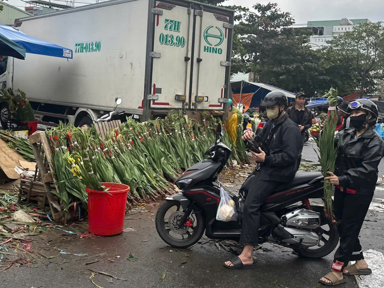 Hoa lay ơn &quot;sụp hố&quot;, giá giảm vì số lượng còn quá nhiều.