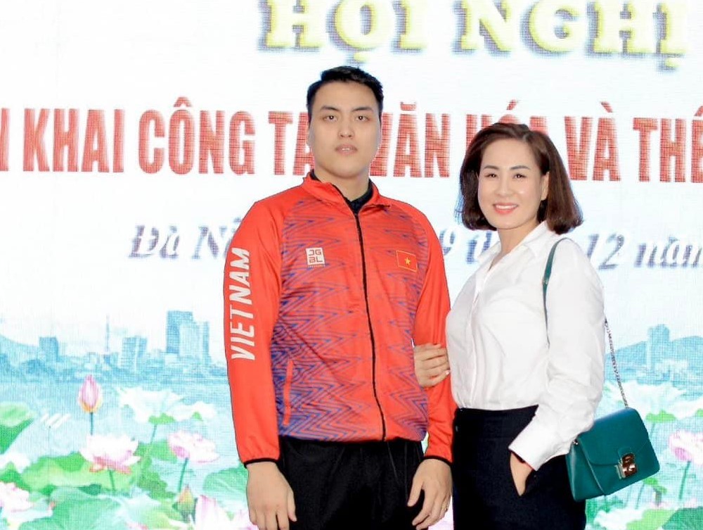 Huấn luyện viên Hồng Ngoan bên cạnh vận động viên Lê Văn Toàn.