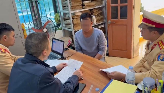 Ông bố livestream khoe "con trai 12 tuổi đang lái ô tô" khai gì tại cơ quan công an?- Ảnh 1. Ông bố livestream khoe "con trai 12 tuổi đang lái ô tô" khai gì tại cơ quan công an?- Ảnh 1.