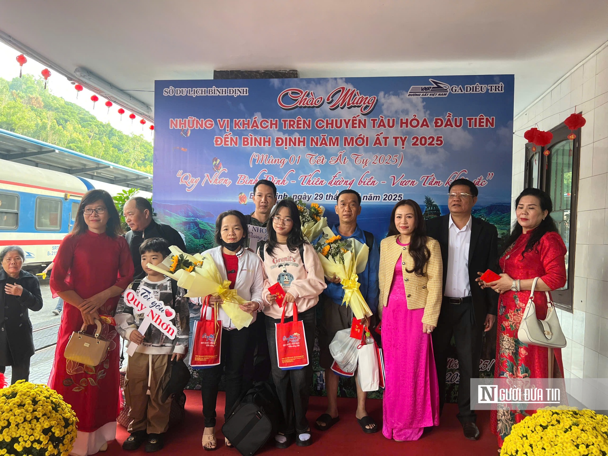 Sở Du lịch Bình Định phối hợp cùng các đơn vị liên quan tổ chức đón những vị khách đầu tiên Sở Du lịch Bình Định phối hợp cùng các đơn vị liên quan tổ chức đón những vị khách đầu tiên