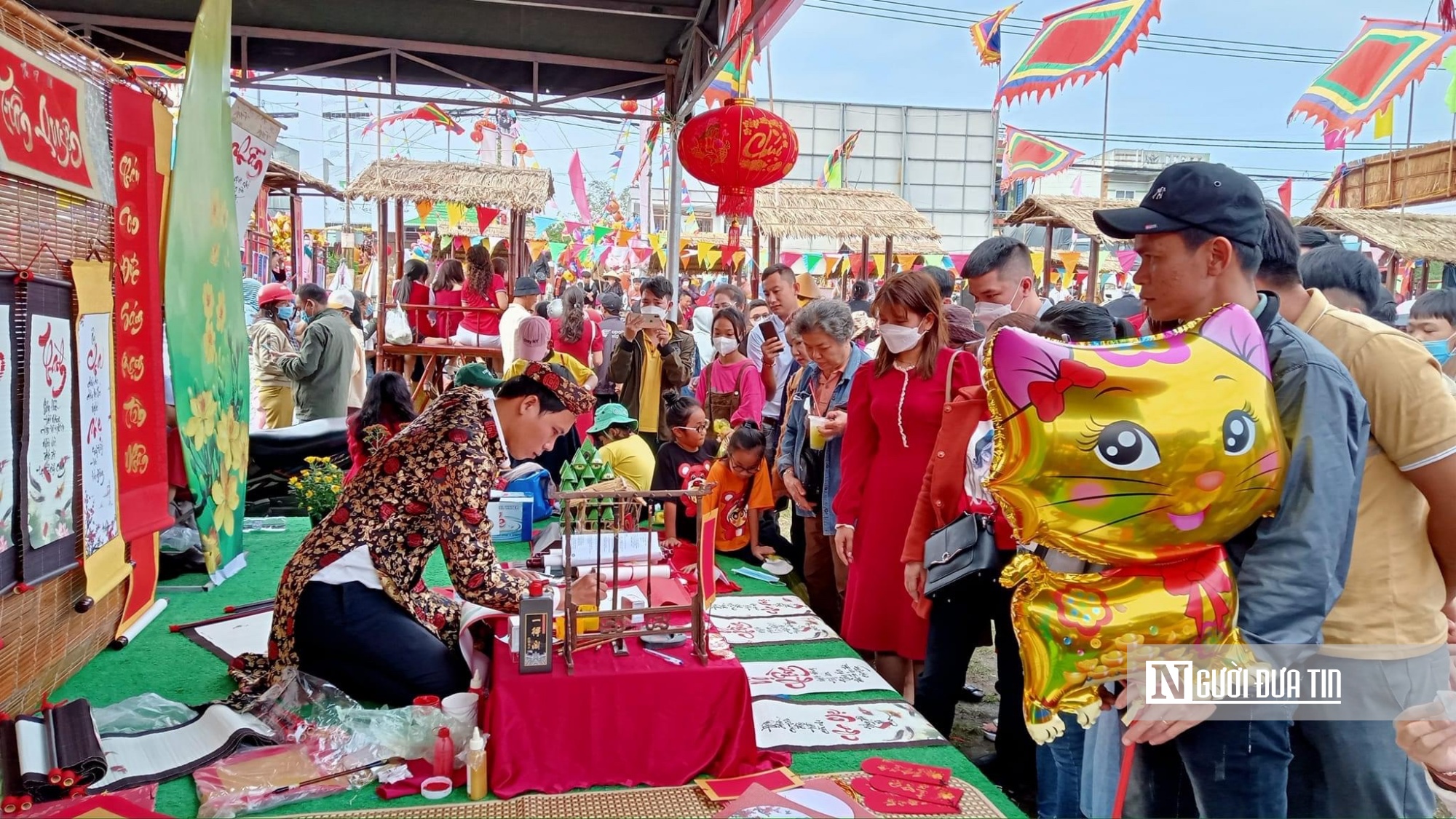 Ngoài hoạt động mua bán, chính quyền địa phương tổ chức các hoạt động vui chơi, trò chơi dân gian phục vụ người dân vui xuân, đón Tết. Ảnh:VK Ngoài hoạt động mua bán, chính quyền địa phương tổ chức các hoạt động vui chơi, trò chơi dân gian phục vụ người dân vui xuân, đón Tết. Ảnh:VK