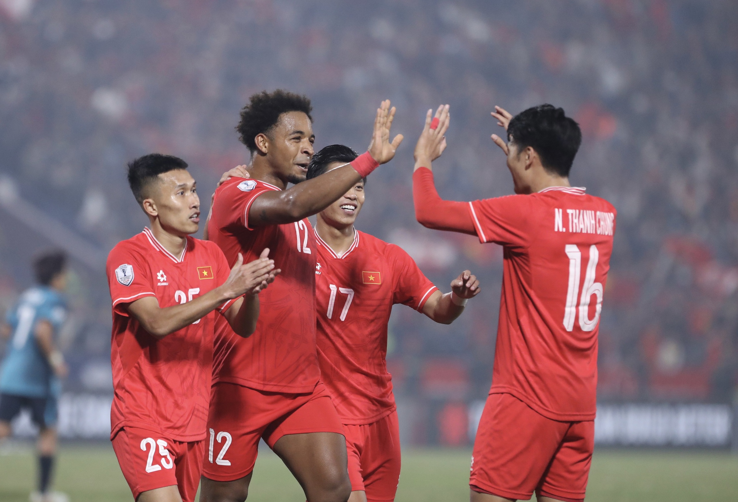 SHB thuê máy bay đưa cổ động viên sang Thái Lan tiếp lửa đội tuyển Việt Nam- Ảnh 4. SHB thuê máy bay đưa cổ động viên sang Thái Lan tiếp lửa đội tuyển Việt Nam- Ảnh 4.