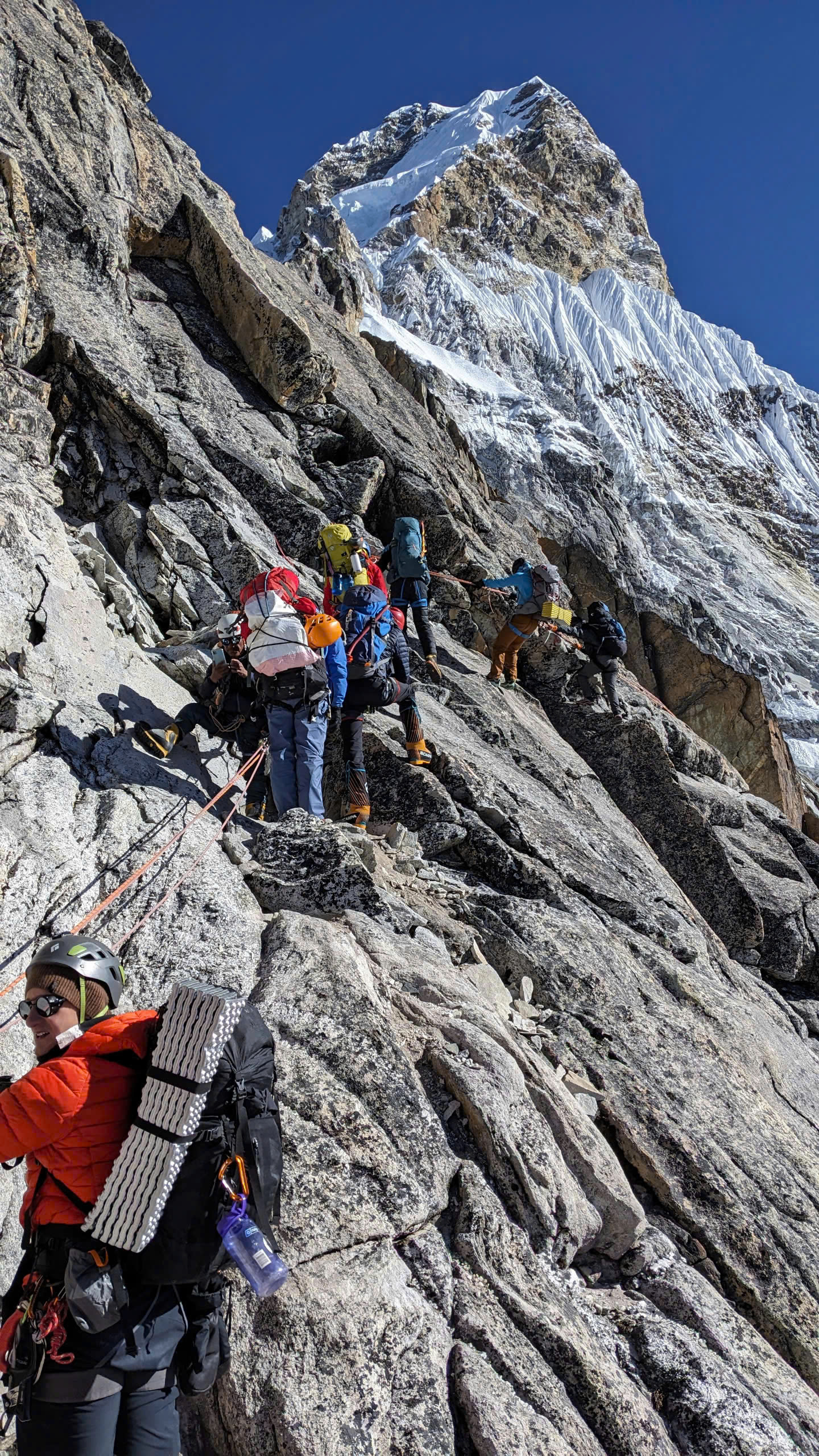 Nguyễn Thanh Bình chinh phục Ama Dablam: Leo núi không chỉ dành cho phái mạnh- Ảnh 3. Nguyễn Thanh Bình chinh phục Ama Dablam: Leo núi không chỉ dành cho phái mạnh- Ảnh 3.