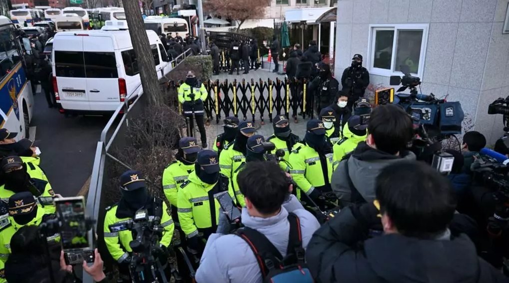 Việc thi hành lệnh bắt giữ Tổng thống Yoon Suk-yeol bị đình chỉ sau 5 giờ căng thẳng- Ảnh 1. Việc thi hành lệnh bắt giữ Tổng thống Yoon Suk-yeol bị đình chỉ sau 5 giờ căng thẳng- Ảnh 1.