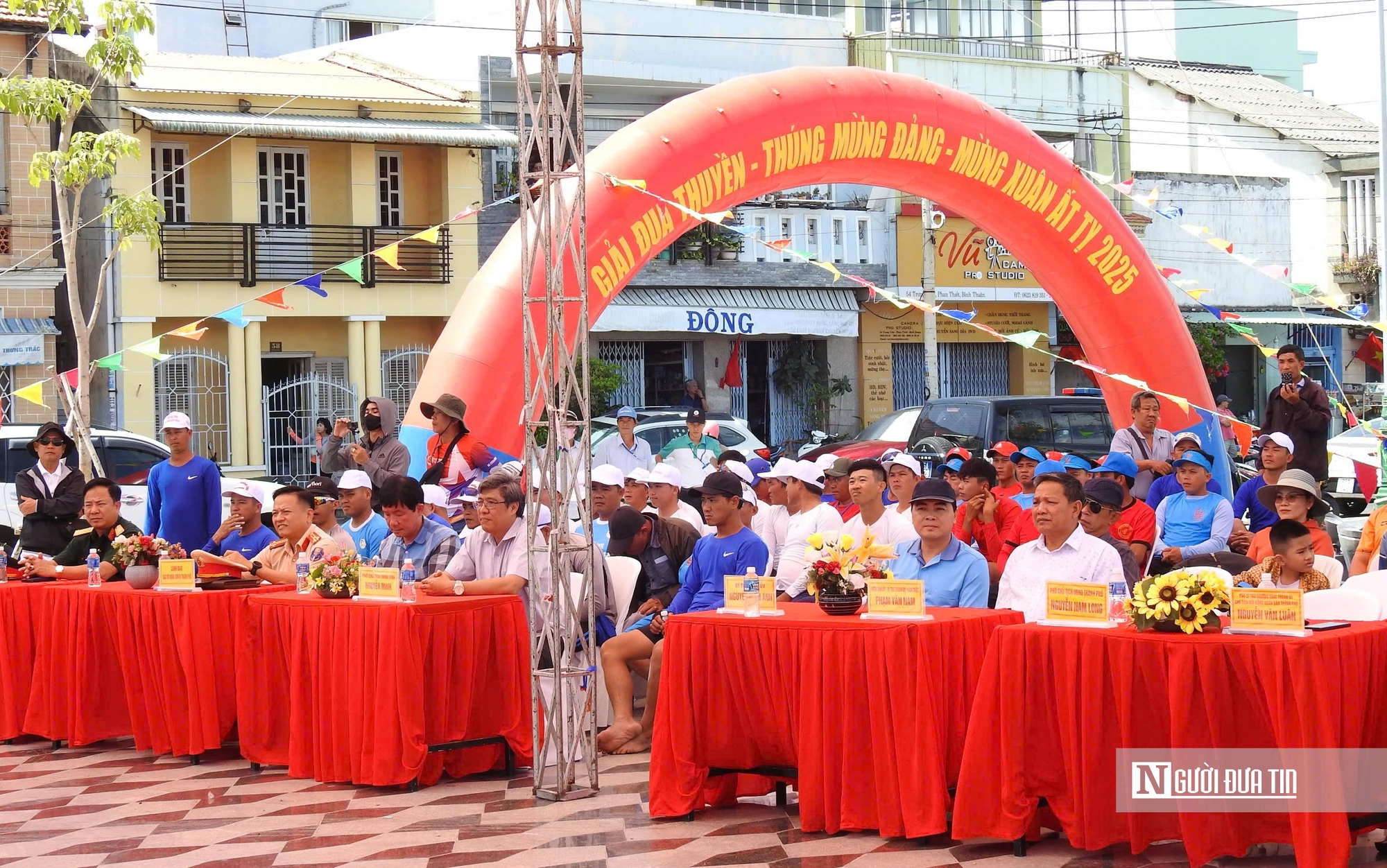 Kịch tính màn đua thuyền bên dòng sông Cà Ty ngày đầu năm- Ảnh 2.