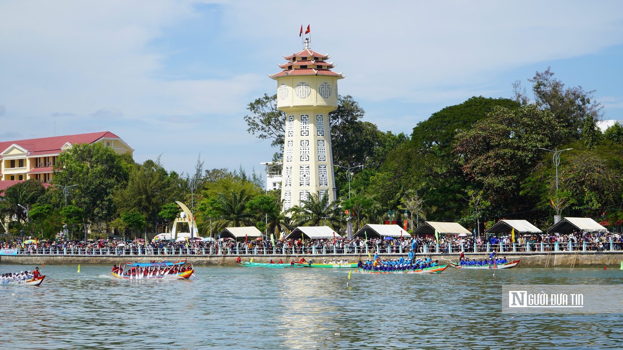 Kịch tính màn đua thuyền bên dòng sông Cà Ty ngày đầu năm- Ảnh 5.