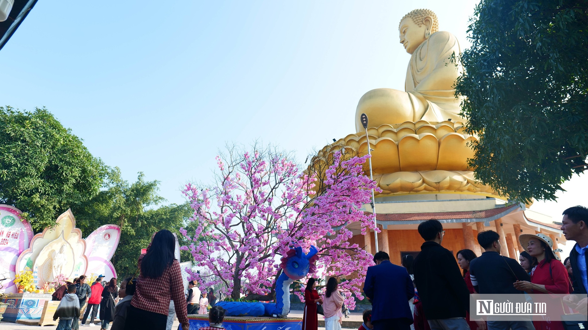 Hàng vạn du khách vãn cảnh ngôi chùa có tượng Phật lớn bậc nhất Bắc Trung Bộ- Ảnh 1.