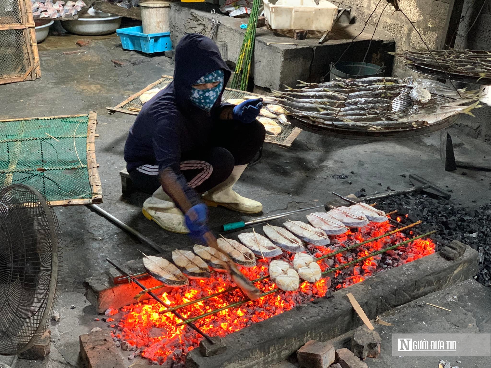 Làng cá nướng xứ Nghệ đỏ lửa suốt ngày đêm phục vụ Tết Nguyên đán- Ảnh 3.