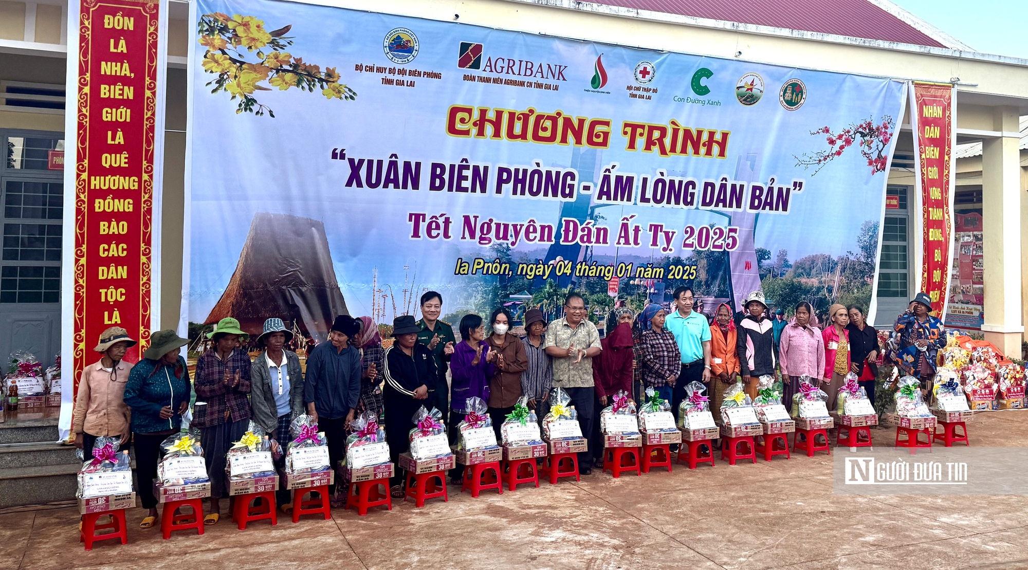 Mùa xuân ấm áp về trên biên cương- Ảnh 1.